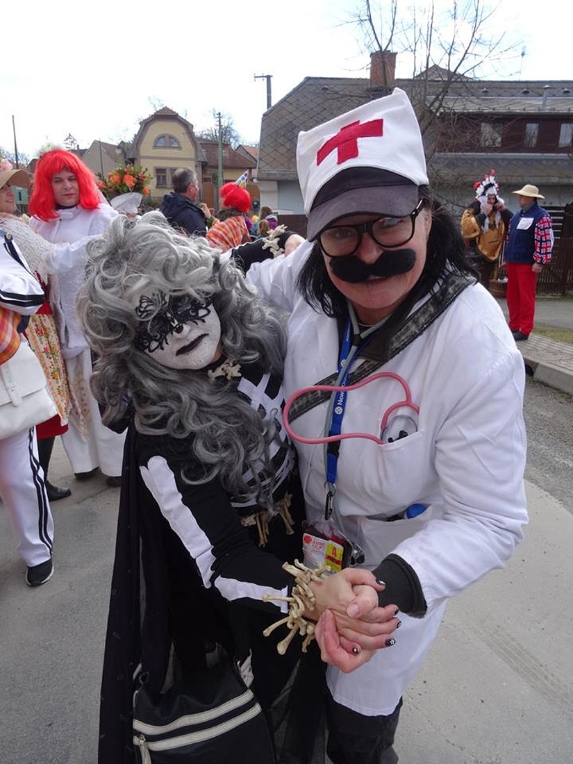 41 tančí ruku v ruce
