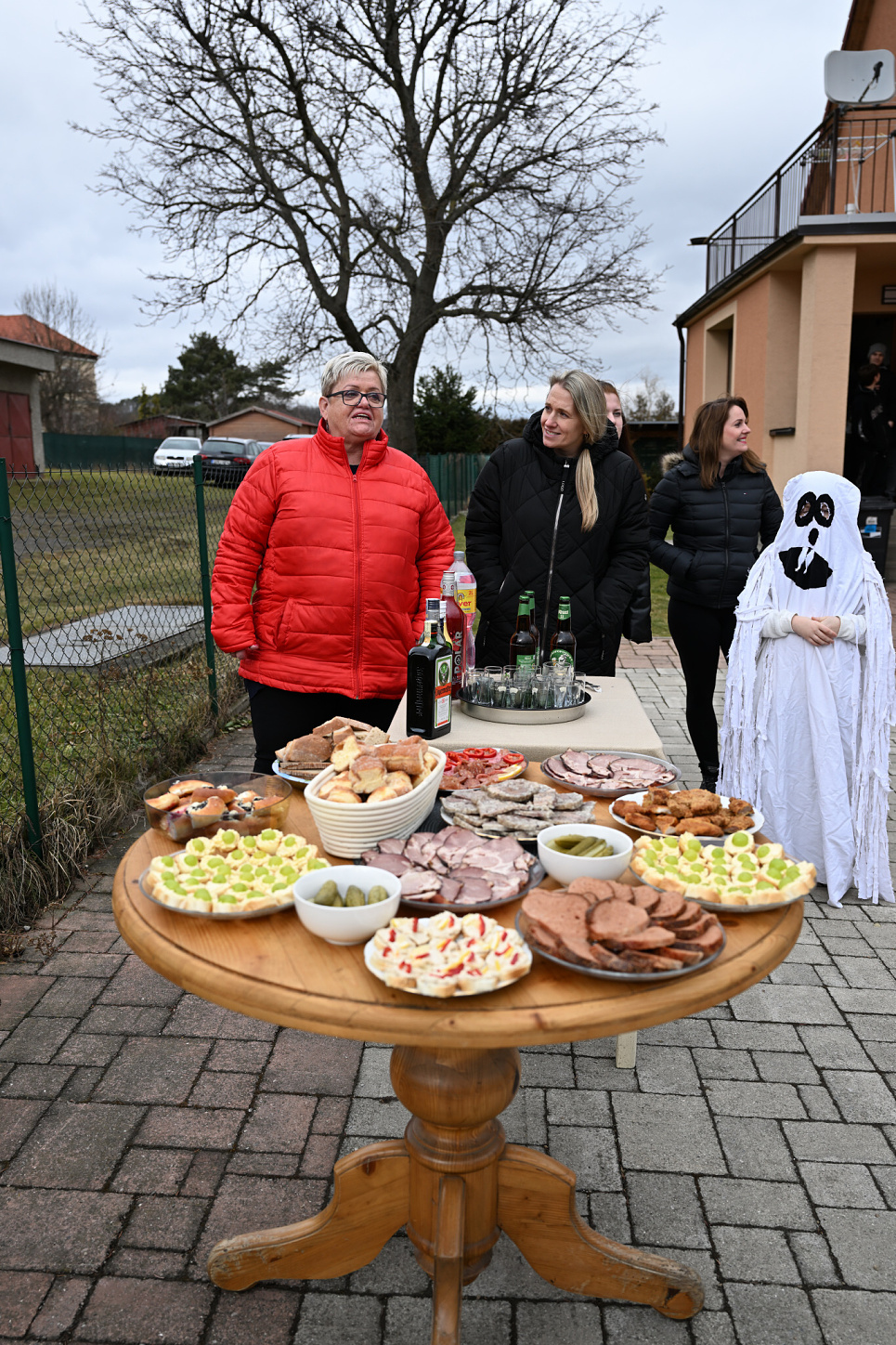 27_pohostinná