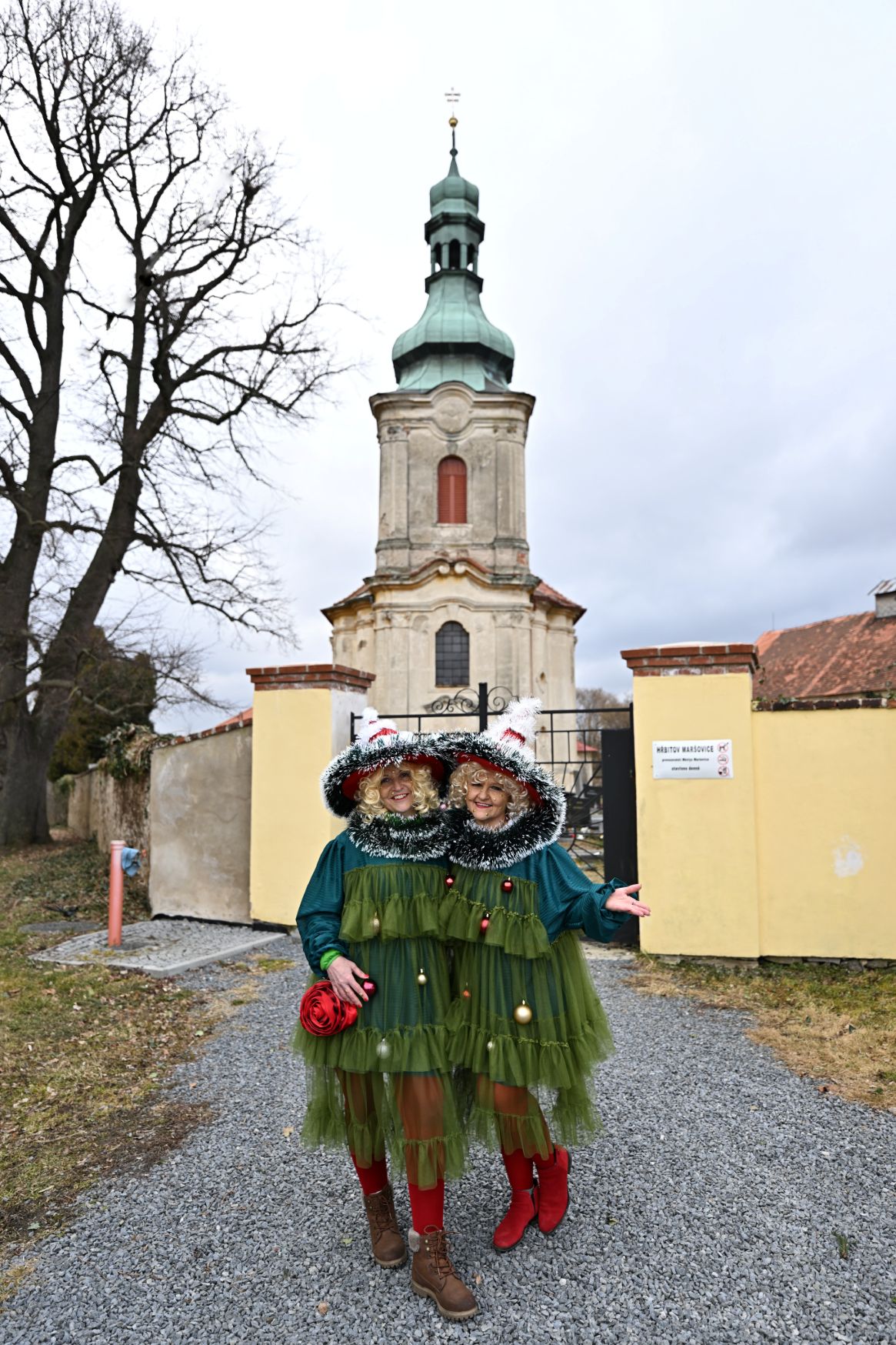 17_vánoce před kostelem